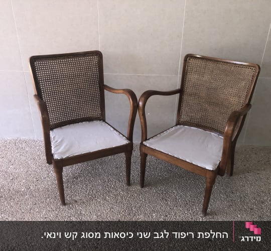 שני כיסאות עץ עם ריפוד בד בהיר
